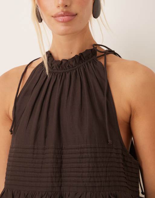 ASOS DESIGN - Prendisole corto allacciato al collo color cioccolato con volant e pinces , 2 di 4