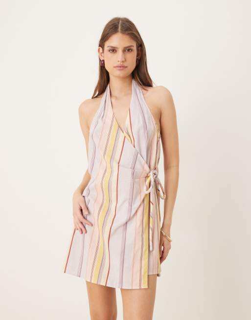 ASOS DESIGN - Prendisole corto avvolgente allacciato al collo in cotone e lino color pastello a righe miste 