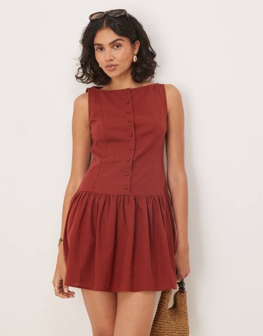 ASOS DESIGN - Prendisole corto bordeaux con vita scesa, bottoni e scollo a barchetta, 2 di 4