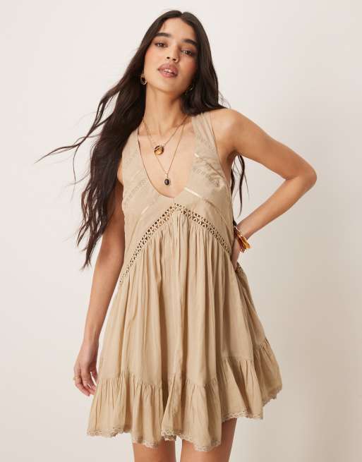 ASOS DESIGN - Prendisole corto color gesso con scollo rotondo e fondo a fazzoletto 