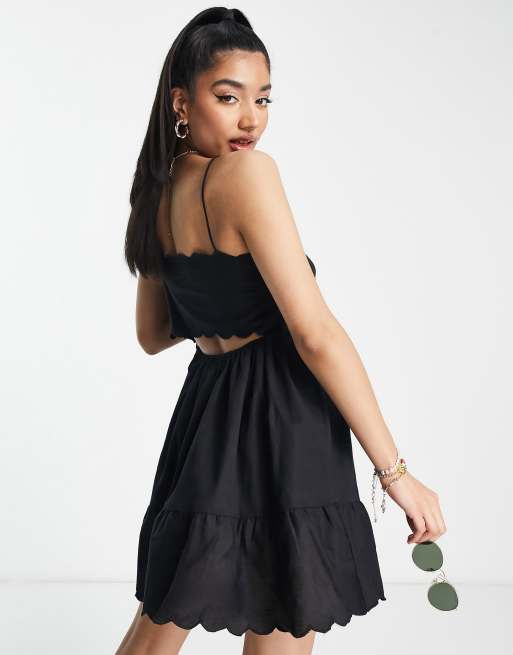 ASOS DESIGN - Prendisole corto con cut-out sul retro e orlo ondulato, colore nero 