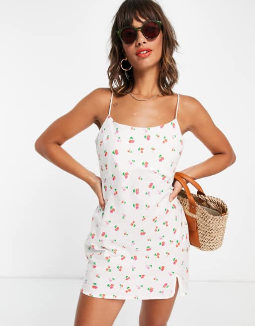 ASOS DESIGN - Prendisole corto in lino con stampa di lamponi e spalline sottili