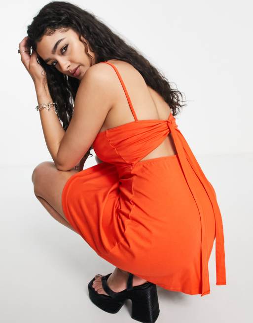 ASOS DESIGN - Prendisole corto rosso con spalline sottili e allacciatura sul retro