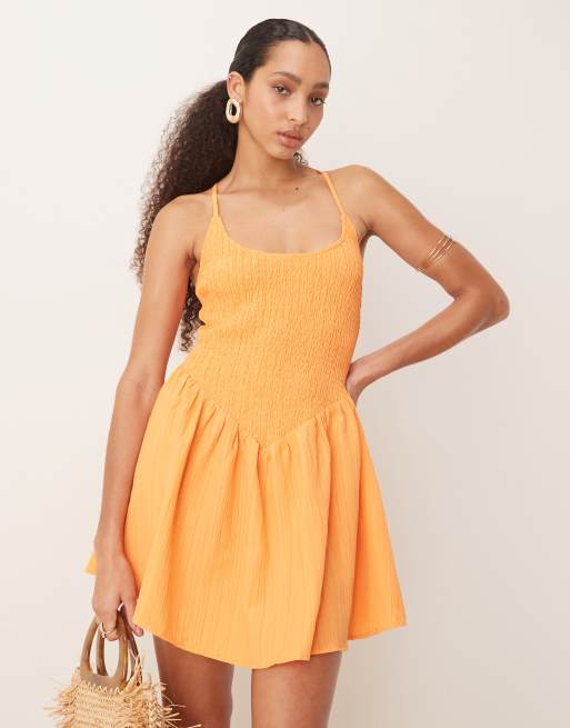 ASOS DESIGN - Prendisole corto stropicciato color papaya con scollo rotondo e incrocio sul retro 