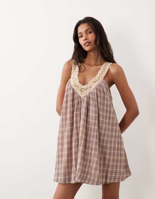 ASOS DESIGN - Prendisole grembiule corto in popeline con scollo a V rosa a quadri con strato sovrapposto in pizzo color tè