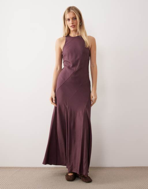 ASOS DESIGN - Prendisole lungo in misto lino color prugna con scollo a vogatore e godet