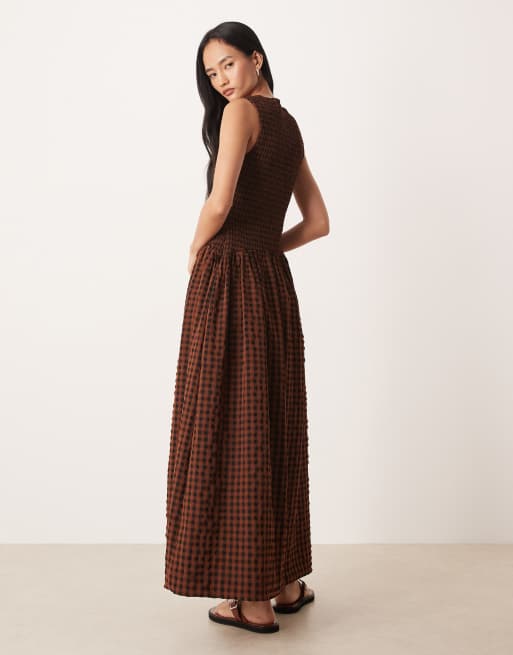 ASOS DESIGN - Prendisole lungo stropicciato nero e cioccolato a quadretti con scollo rotondo e vita arricciata, 4 di 4