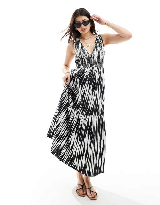 ASOS DESIGN - Prendisole midi a balze in tessuto stropicciato con scollo a V e stampa astratta
