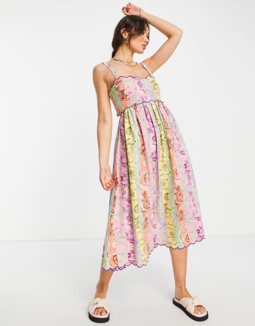 ASOS DESIGN - Prendisole midi a fiori misti con motivo cachemire con cut-out sul retro e orlo ondulato