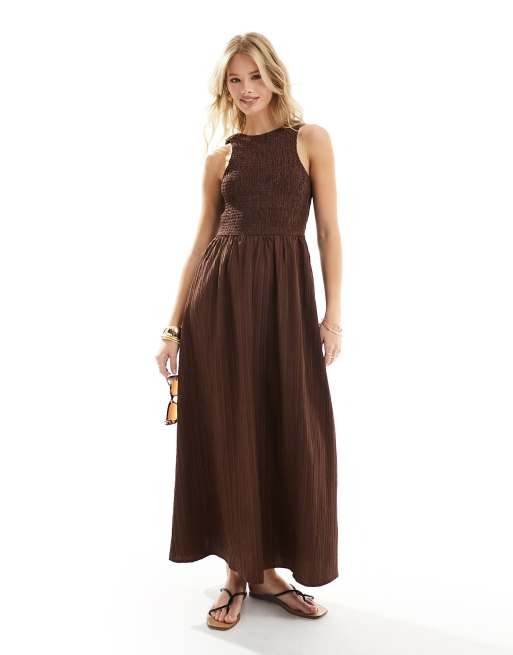 ASOS DESIGN - Prendisole midi in tessuto stropicciato marrone cioccolato con scollo a vogatore e scollo ampio sul retro 	