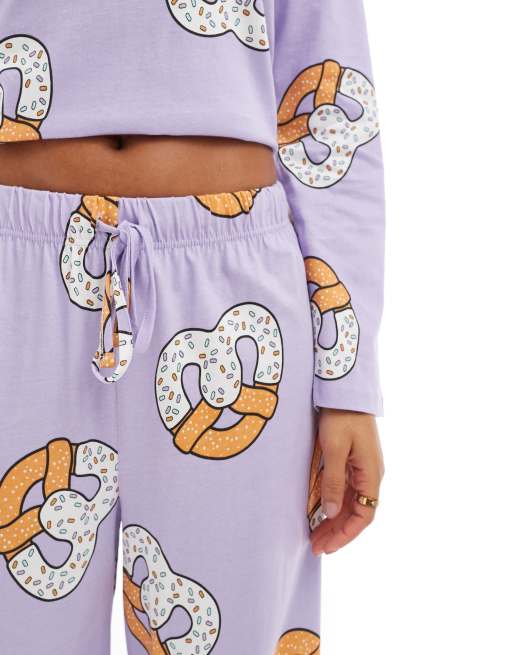 ASOS DESIGN – Pretzel – Pyjama aus langärmligem Oberteil und Hose in Flieder, 2 von 4