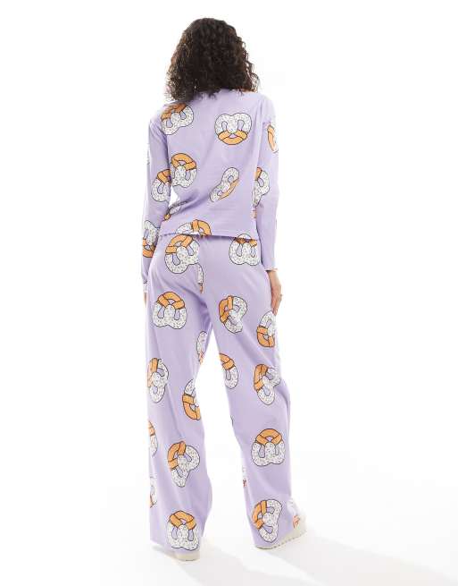ASOS DESIGN – Pretzel – Pyjama aus langärmligem Oberteil und Hose in Flieder, 3 von 4