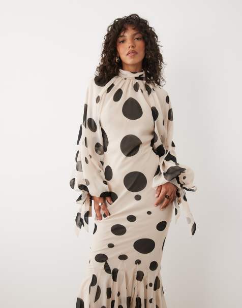 ASOS DESIGN – Prickig maxiklänning i chiffong med hög krage och klockad kjol - view 1