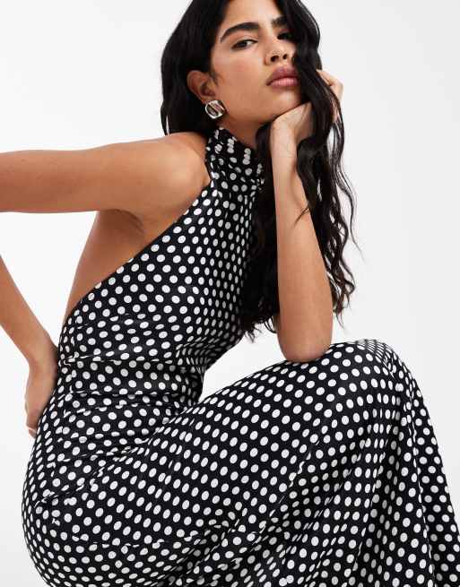 ASOS DESIGN – Prickig maxiklänning i satin med halterneck och låg rygg, 2 av 4