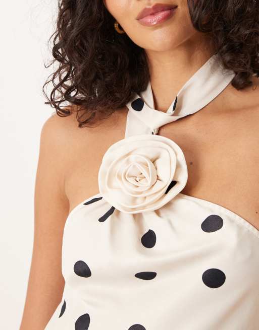ASOS DESIGN – Prickig maxiklänning i satin med scarf och corsage, 3 av 4