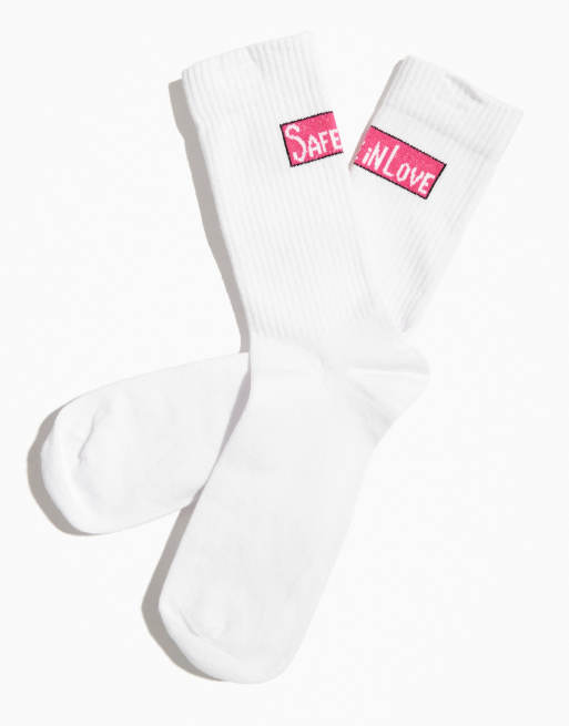 ASOS DESIGN – Pride – Białe skarpetki unisex z napisem „Safe In Love“