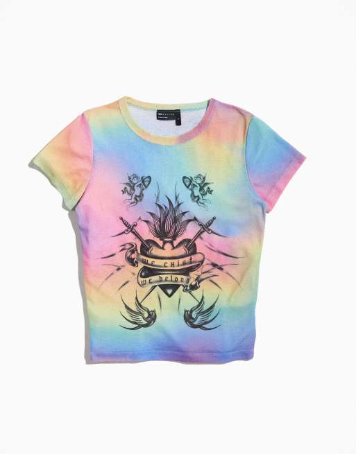 ASOS DESIGN – PRIDE – Przylegający T-shirt siateczkowy unisex z tęczowym wzorem tie dye i nadrukiem z przodu