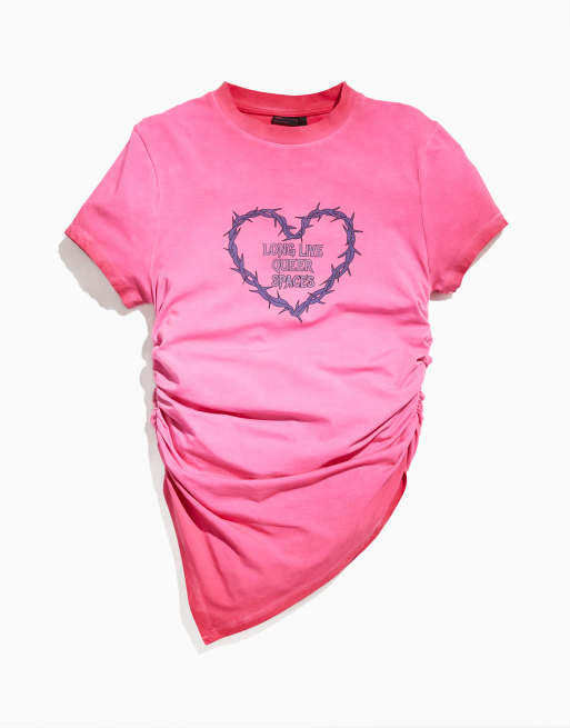ASOS DESIGN - Pride - T-shirt genderless corta e stretta rosa con fondo asimmetrico e stampa sul petto
