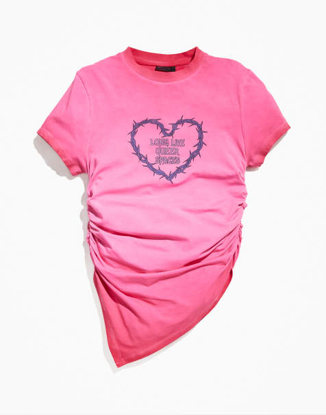 ASOS DESIGN - PRIDE - T-shirt unisexe effet rétréci avec ourlet asymétrique et imprimé sur la poitrine - Rose - view 1