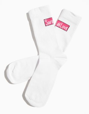 ASOS DESIGN - PRIDE - Unisex-Socken in Weiß mit „Safe In Love"-Schriftzug