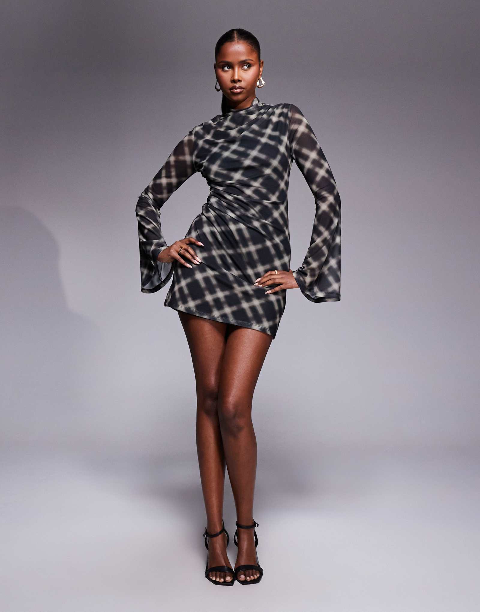 Дизайнерское мини-платье ASOS с принтом в виде каннелюры на рукаве и расширенным вырезом из многослойного