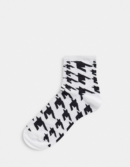 ASOS DESIGN printed houndstooth ankle sock in black and white