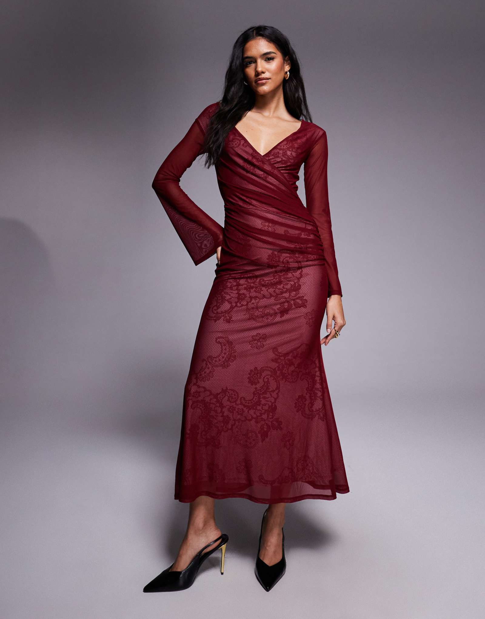 Макси-платье с кружевной подкладкой и принтом ASOS DESIGN с запахом на вырезе бардо и длинным рукавом