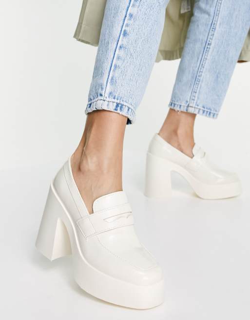 ASOS DESIGN – Profilowane loafersy w kolorze złamanej bieli na grubej podeszwie i wysokim obcasie 