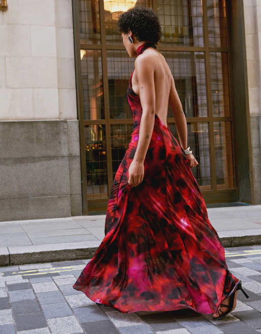 ASOS DESIGN – Prześwitująca sukienka maxi z dekoltem halter i przeszyciami z godetami na spódnicy w abstrakcyjny wzór