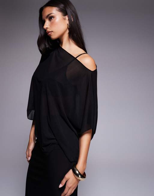 ASOS DESIGN – Prześwitujący siateczkowy asymetryczny top o fasonie pelerynki z odsłoniętym ramieniem w czarnym kolorze