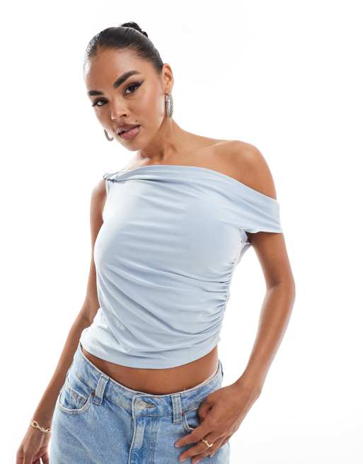 ASOS DESIGN – Przylegający jasnoniebieski top z asymetrycznym dekoltem ze skręconym ramiączkiem i odsłoniętym ramieniem