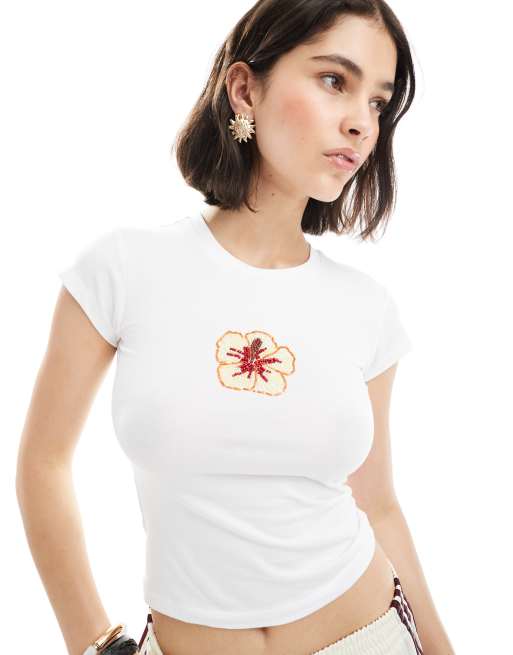 ASOS DESIGN – Przylegający T-shirt w kolorze kości słoniowej z motywem hibiskusa z koralików