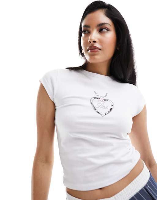 ASOS DESIGN – Przylegający T-shirt w kolorze kości słoniowej z motywem medalionu w kształcie serca