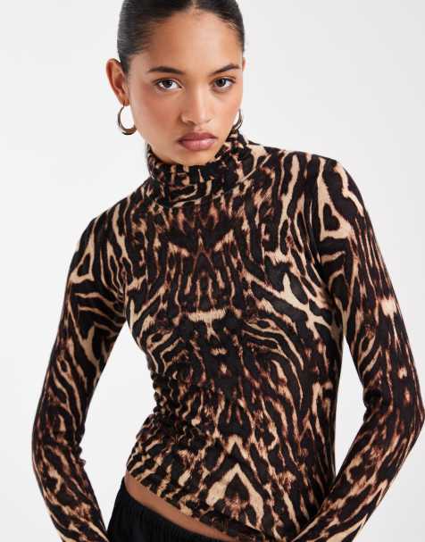ASOS DESIGN – Przylegający top z golfem z prześwitującej dzianiny w panterkę - view 1