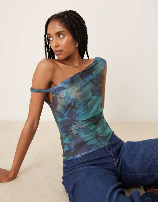 ASOS DESIGN – Przylegający top z odsłoniętym ramieniem i skręconym ramiączkiem w niebieski kwiatowy wzór, część zestawu
