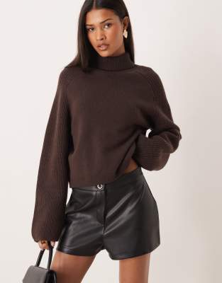 ASOS DESIGN - PU-Shorts in Schwarz mit mittelhohem Bund