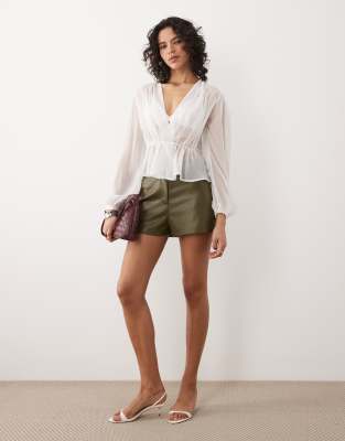 ASOS DESIGN - Kunstleder-Shorts in Khaki mit mittelhohem Bund-Grün