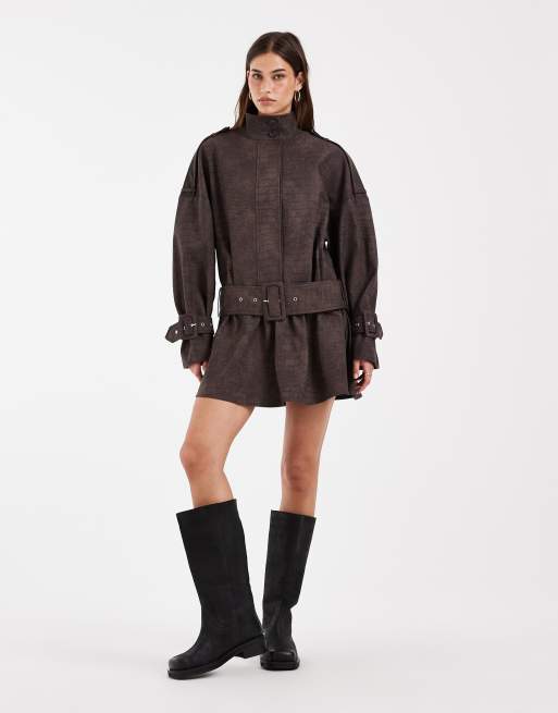 ASOS DESIGN PU utility micro mini overhemdjurk in donkerbruin, 2 van 4