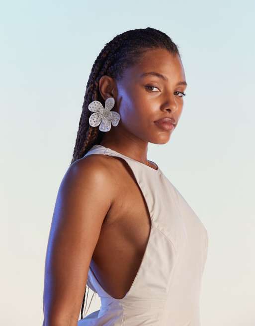 ASOS DESIGN - Puces d'oreilles oversize avec fleur ornée de strass - Blanc