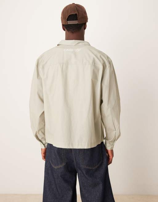 ASOS DESIGN – Pudełkowa koszula oversize w kolorze jasnego khaki z haftem, 3 z 4