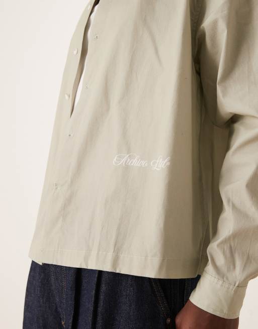 ASOS DESIGN – Pudełkowa koszula oversize w kolorze jasnego khaki z haftem, 4 z 4