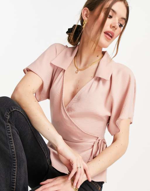 ASOS DESIGN – Pudroworóżowa kopertowa bluzka z kołnierzykiem