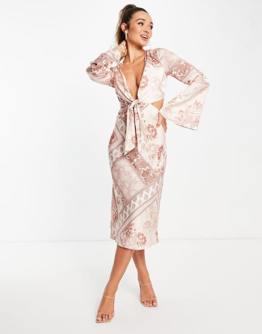 ASOS DESIGN – Pudroworóżowa satynowa sukienka midi z patchworkowym wzorem kwiatowym z wiązaniem z przodu, rozkloszowanymi rękawami i wycięciem z boku