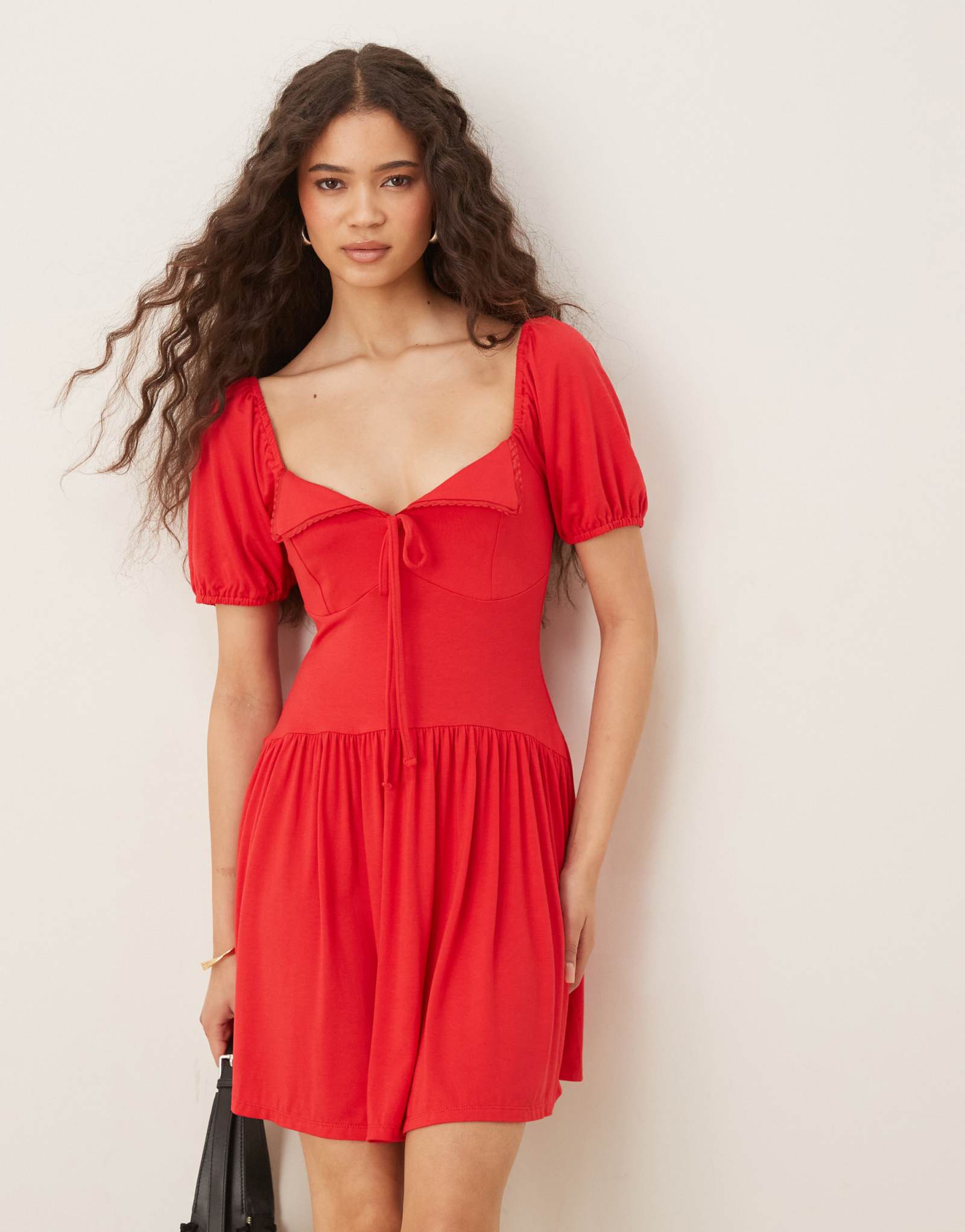 Дизайнерское чайное мини-платье ASOS с пышными рукавами красного цвета