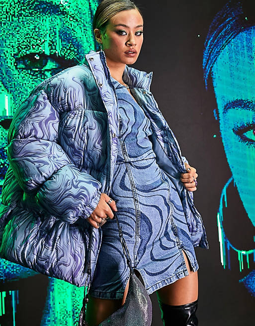  puffer coat in blue abstract print 