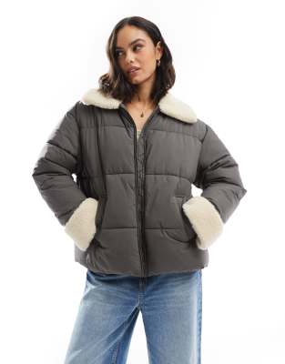 ASOS DESIGN - Puffer-Jacke in Anthrazit mit Kragen und Bündchen aus Teddyfell-Grau