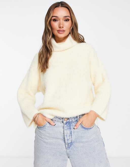 ASOS DESIGN - Pull à col montant en maille duveteuse - Crème