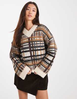 ASOS DESIGN - Pull à col V en maille brossée à carreaux - Moka-Brown