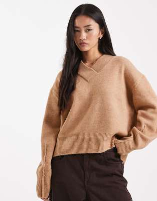 ASOS DESIGN - Pull coupe carrée à col V et fentes latérales - Camel-Blanc