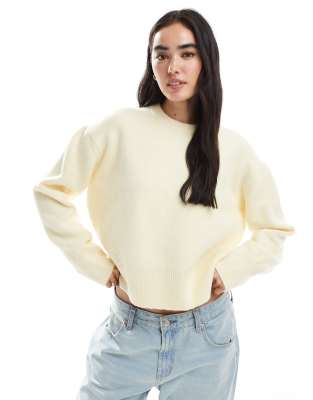 ASOS DESIGN - Pull coupe carrée avec col ras de cou et fentes latérales - Babeurre